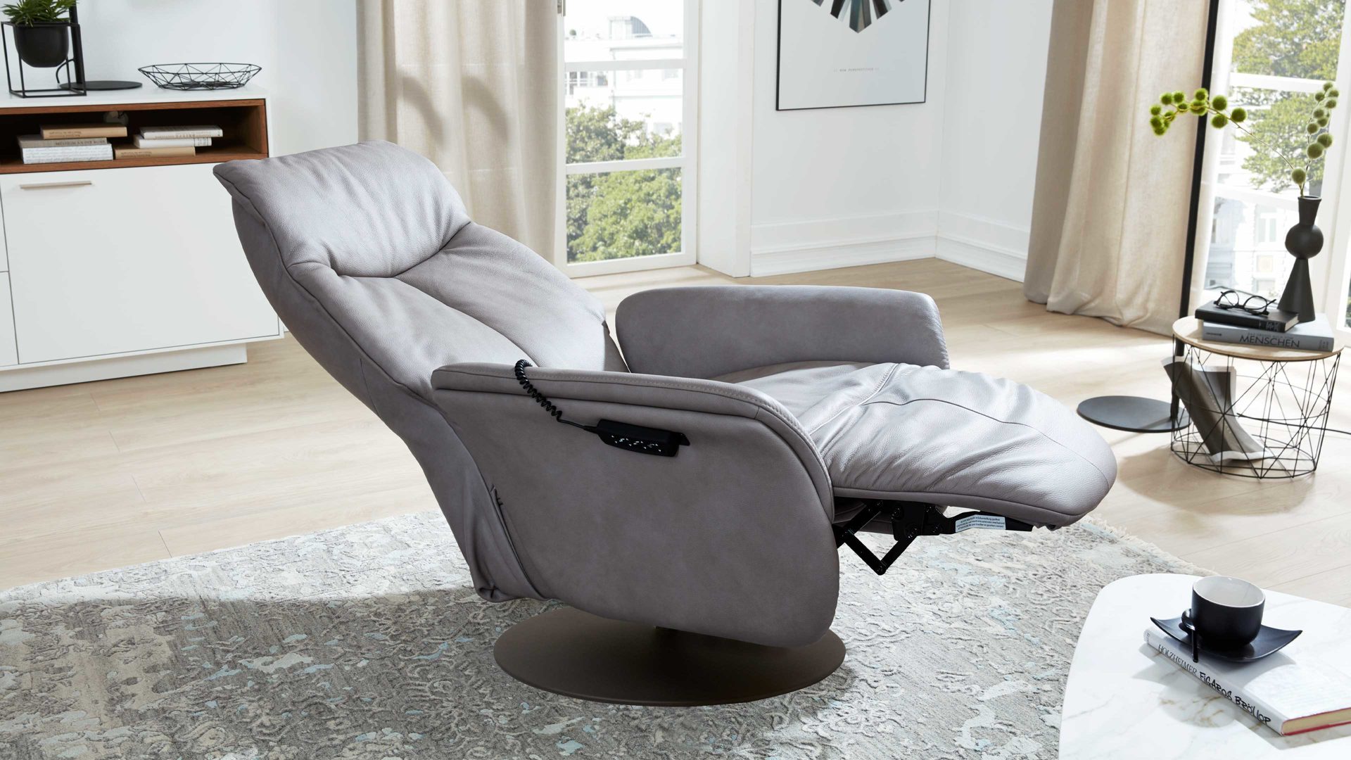 Relaxsessel Interliving aus Leder in Grau Interliving Sessel Serie 4550 - Sessel 77O44 zwei Motoren & Aufstehhilfe - titanfarbenes LongLife-Leder & anthrazitfarbener Tellerfuß