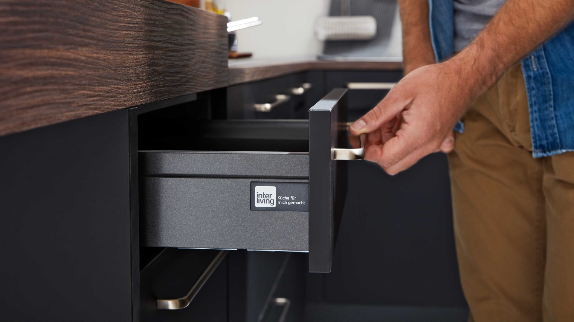 Einbauküche Interliving aus Holz in Schwarz Interliving Küche Serie 3039 mit AEG-Einbaugeräten Mattschwarz & Nussbaum Kuba – Stellfläche ca. 275 x 305 cm