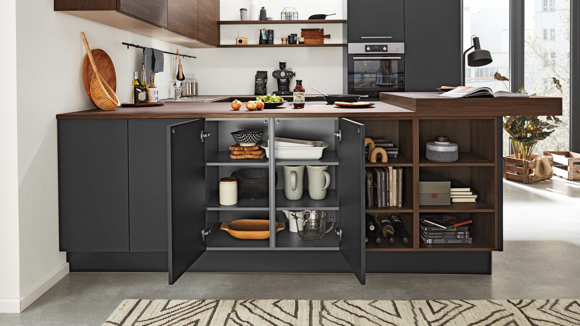 Einbauküche Interliving aus Holz in Schwarz Interliving Küche Serie 3031 mit AEG-Einbaugeräten Mattschwarz & Nussbaum Kuba – Stellfläche ca. 275 x 305 cm