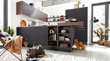 Einbauküche Interliving aus Holz in Schwarz Interliving Küche Serie 3031 mit AEG-Einbaugeräten Mattschwarz & Nussbaum Kuba – Stellfläche ca. 275 x 305 cm