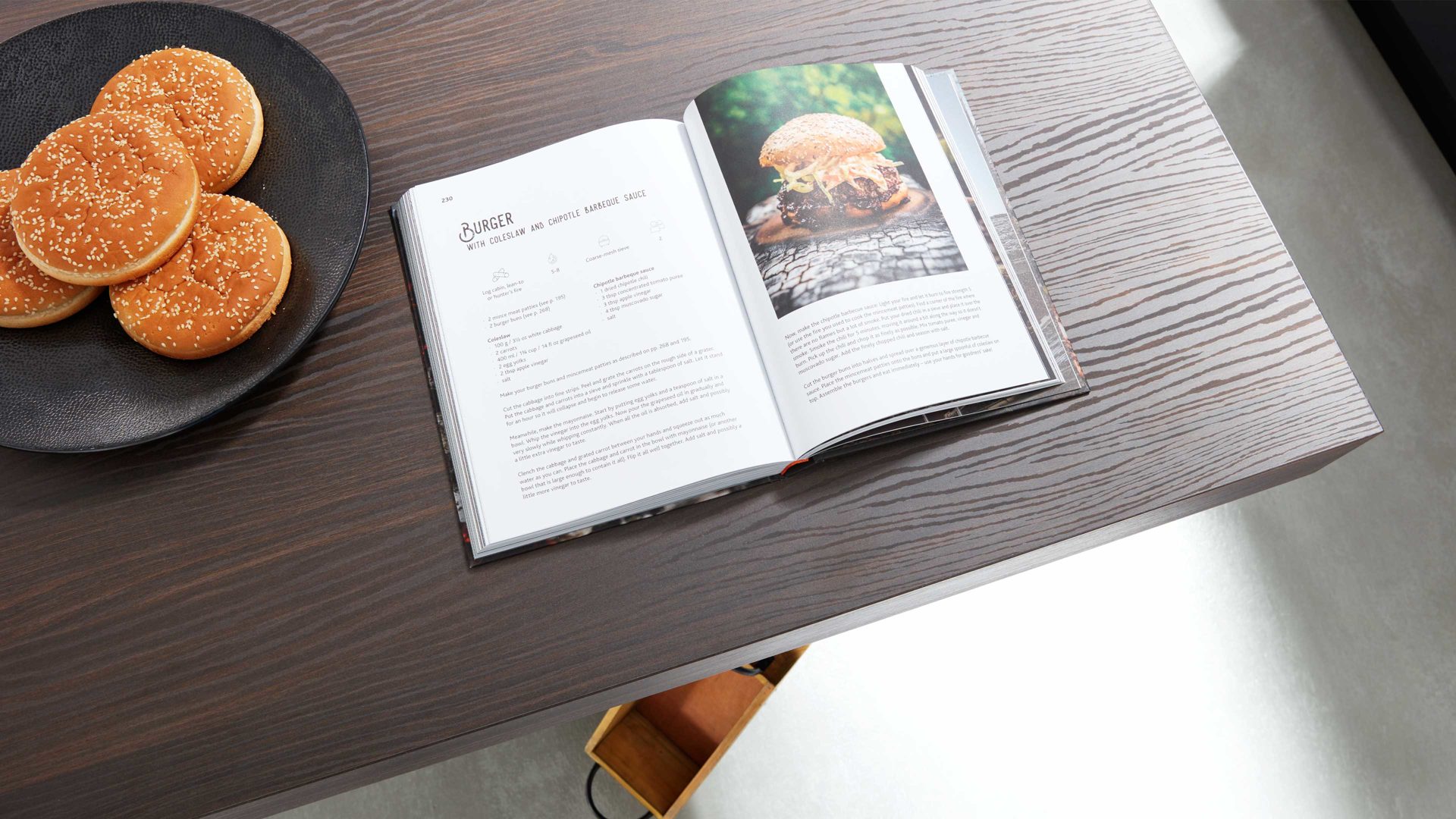 Einbauküche Interliving aus Holz in Schwarz Interliving Küche Serie 3031 mit AEG-Einbaugeräten Mattschwarz & Nussbaum Kuba – Stellfläche ca. 275 x 305 cm