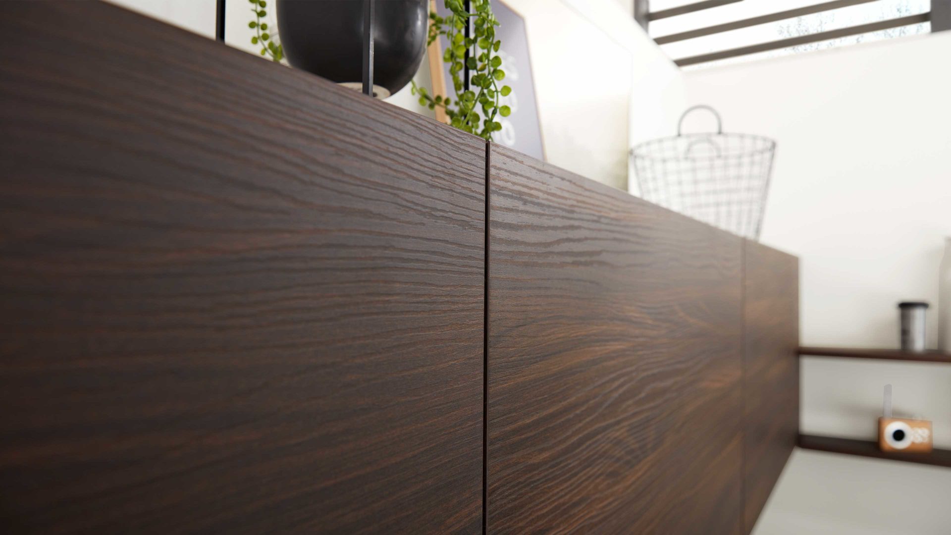 Einbauküche Interliving aus Holz in Schwarz Interliving Küche Serie 3039 mit AEG-Einbaugeräten Mattschwarz & Nussbaum Kuba – Stellfläche ca. 275 x 305 cm