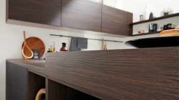 Einbauküche Interliving aus Holz in Schwarz Interliving Küche Serie 3031 mit AEG-Einbaugeräten Mattschwarz & Nussbaum Kuba – Stellfläche ca. 275 x 305 cm