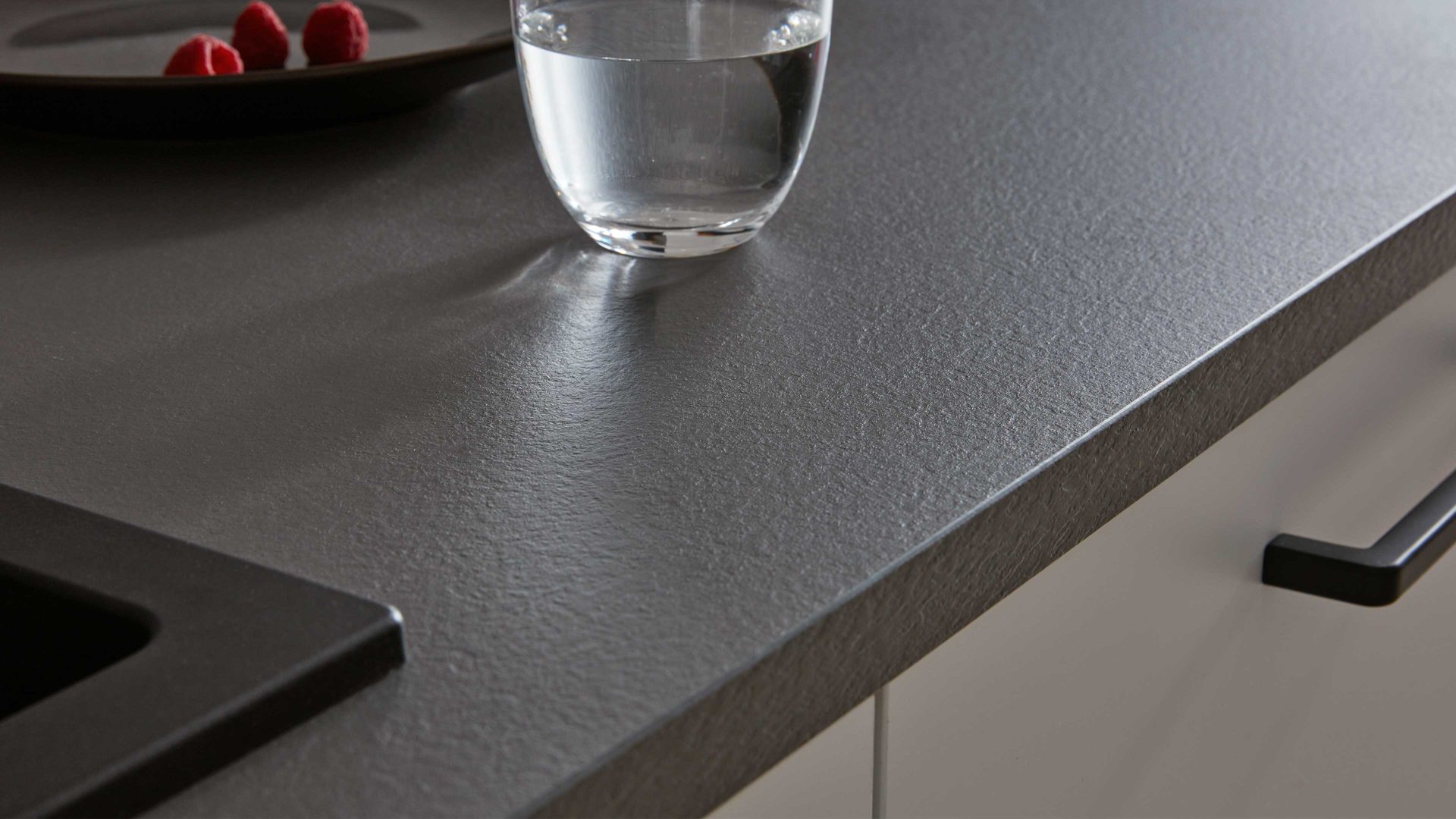 Einbauküche Interliving aus Holz in Weiß Interliving Küche Serie 3032 mit privileg Einbaugeräten Weiß & Quarzgrau - Stellfläche ca. 395 x 245 cm