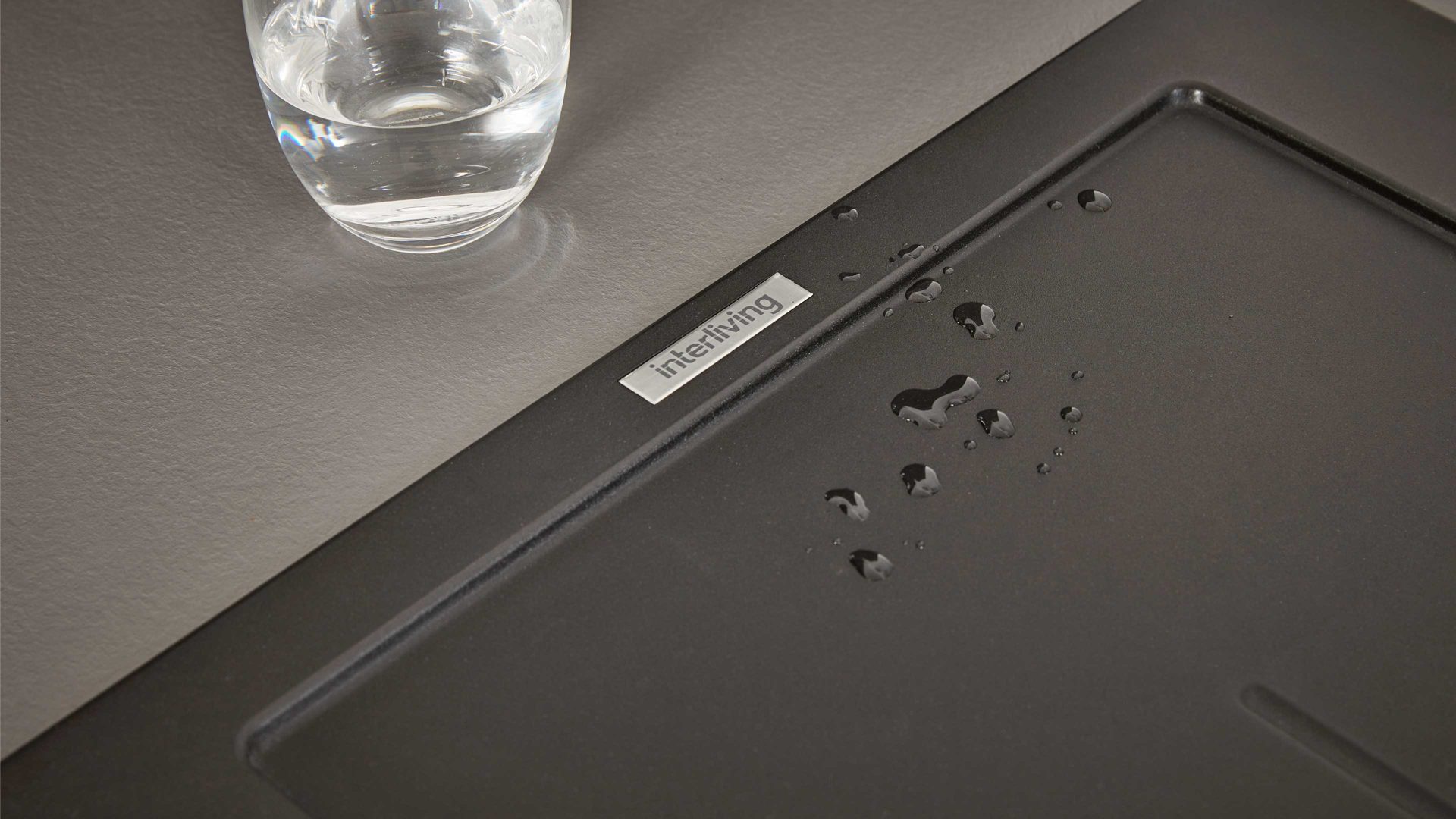 Einbauküche Interliving aus Holz in Weiß Interliving Küche Serie 3032 mit gorenje Einbaugeräten Weiß & Quarzgrau - Stellfläche ca. 395 x 245 cm