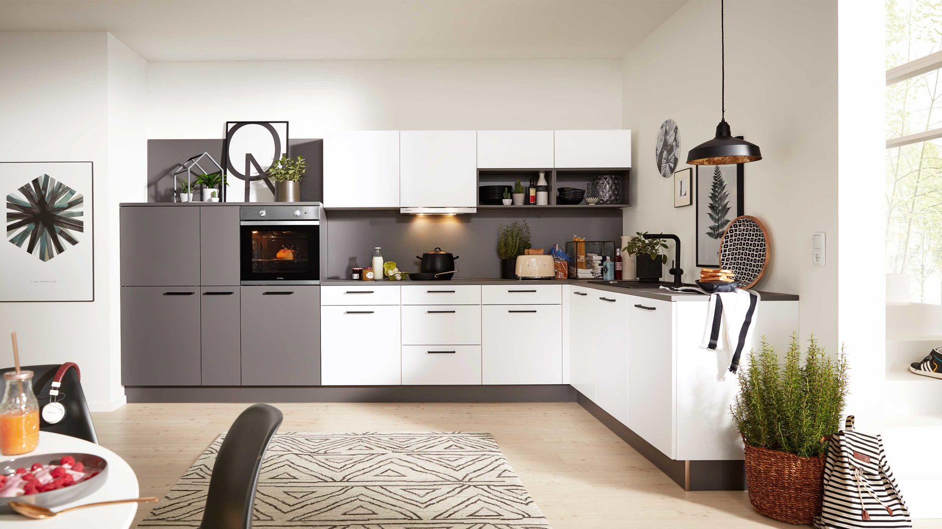 Einbauküche Interliving aus Holz in Weiß Interliving Küche Serie 3032 mit privileg Einbaugeräten Weiß & Quarzgrau - Stellfläche ca. 395 x 245 cm