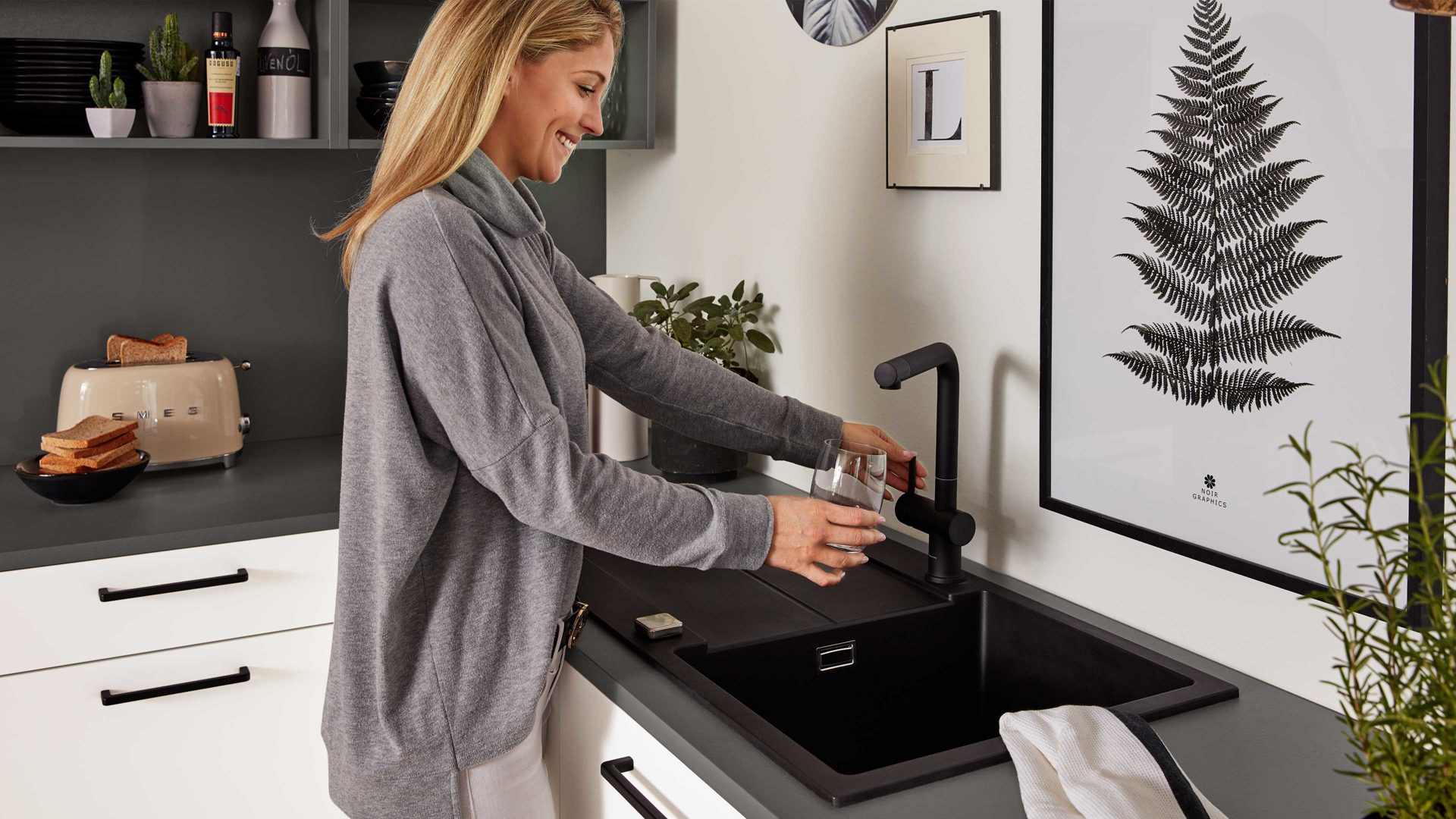 Einbauküche Interliving aus Holz in Weiß Interliving Küche Serie 3032 mit gorenje Einbaugeräten Weiß & Quarzgrau - Stellfläche ca. 395 x 245 cm