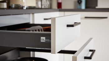 Einbauküche Interliving aus Holz in Weiß Interliving Küche Serie 3032 mit privileg Einbaugeräten Weiß & Quarzgrau - Stellfläche ca. 395 x 245 cm