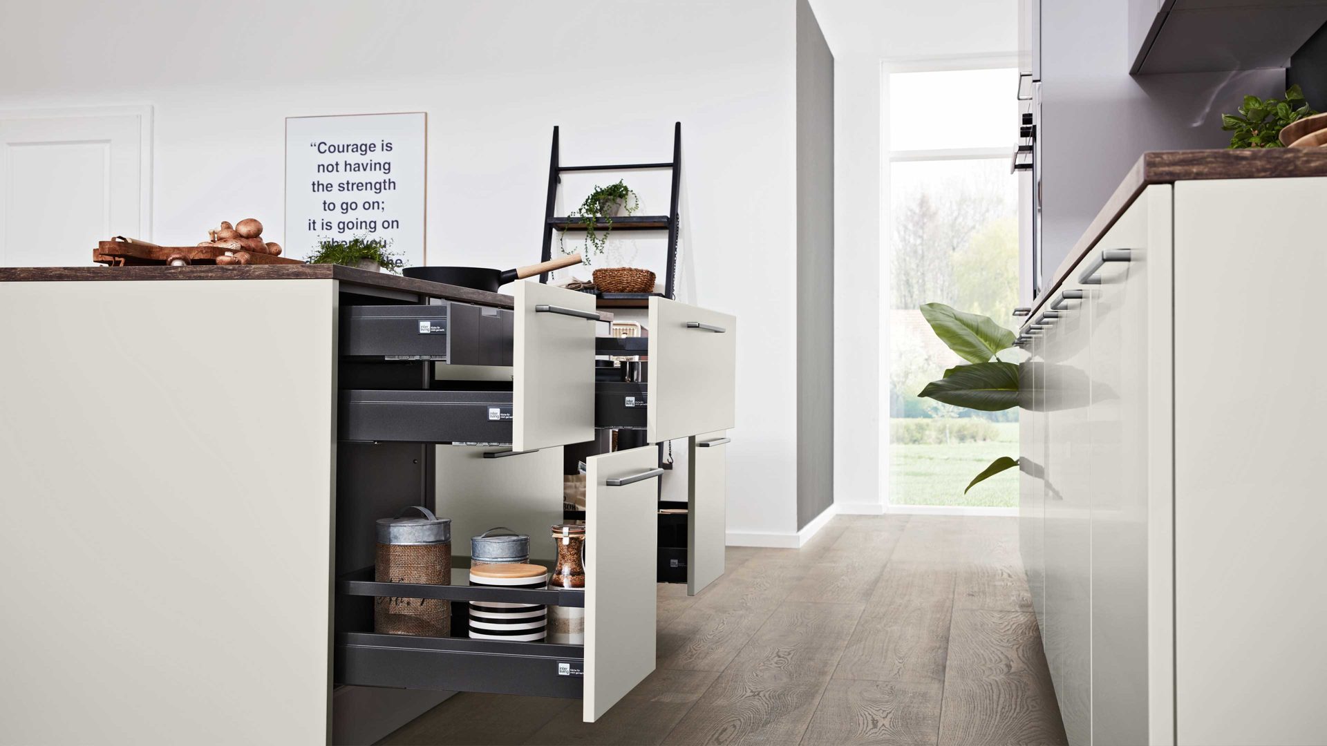 Einbauküche Interliving aus Holz in Grau Interliving Küche Serie 3028 mit Miele-Einbaugeräten Platingrau & Castell Eiche - zweizeilig