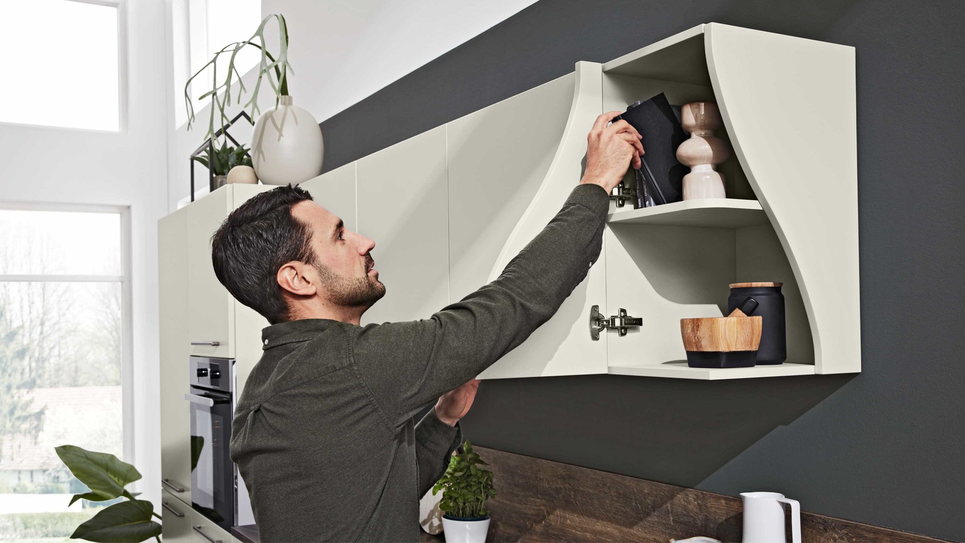 Einbauküche Interliving aus Holz in Grau Interliving Küche Serie 3028 mit Miele-Einbaugeräten Platingrau & Castell Eiche - zweizeilig