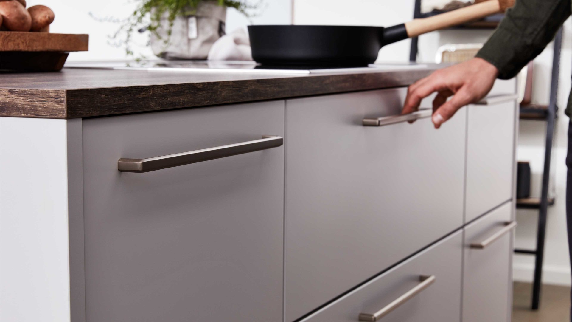 Einbauküche Interliving aus Holz in Grau Interliving Küche Serie 3028 mit Miele-Einbaugeräten Platingrau & Castell Eiche - zweizeilig