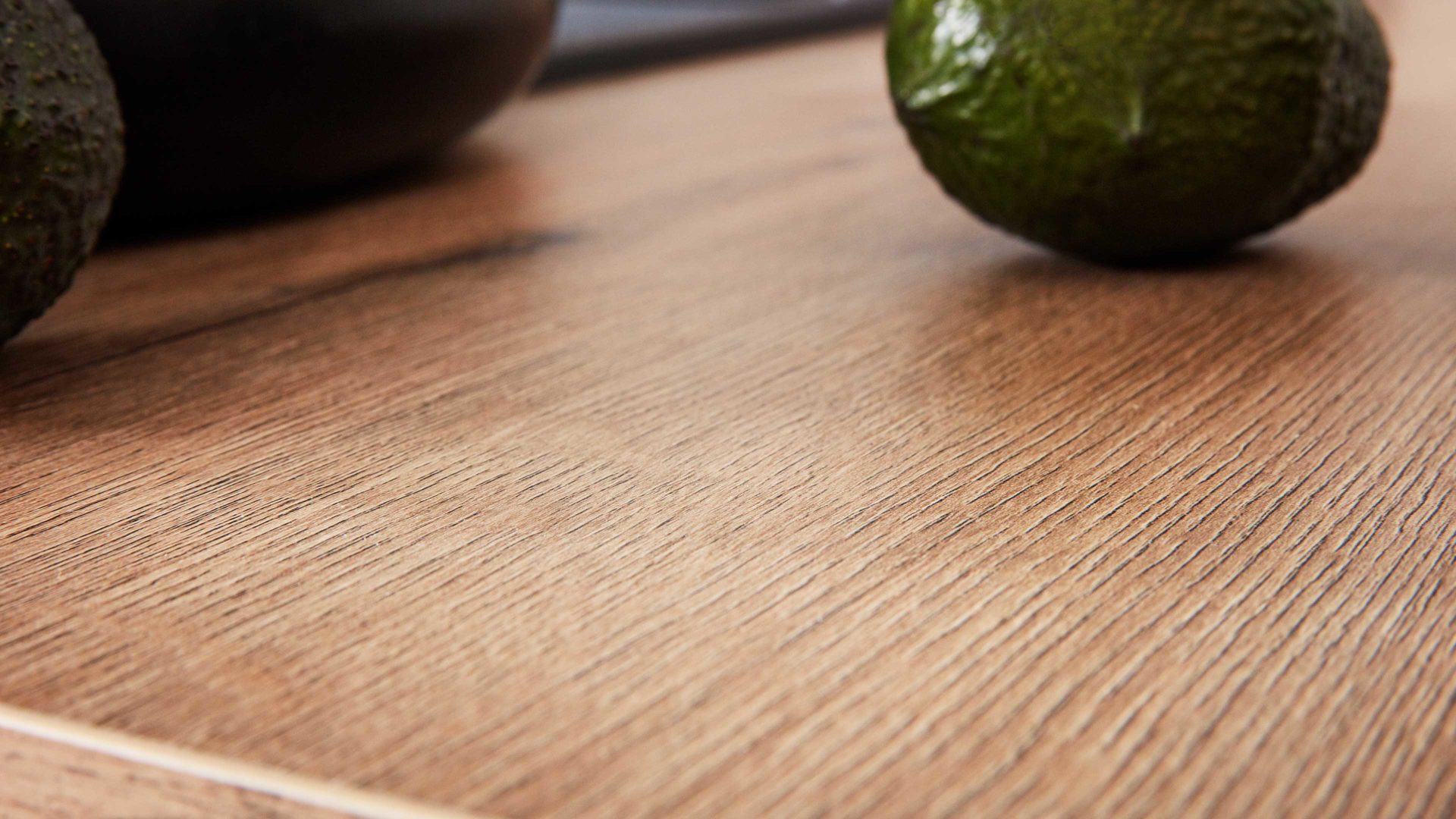 Einbauküche Interliving aus Holz in Weiß Interliving Küche Serie 3029 mit AEG-Einbaugeräten Mattweiß, Quarzgrau & Vulkaneiche - zweizeilig