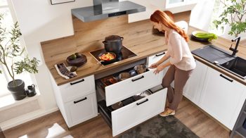 Einbauküche Interliving aus Holz in Weiß Interliving Küche Serie 3029 mit AEG-Einbaugeräten Mattweiß, Quarzgrau & Vulkaneiche - zweizeilig