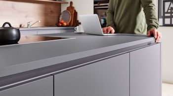 Einbauküche Interliving aus Holz in Grau Interliving Küche Serie 3098 mit SIEMENS Einbaugeräten Quarzgrau & Steineiche - dreizeilig