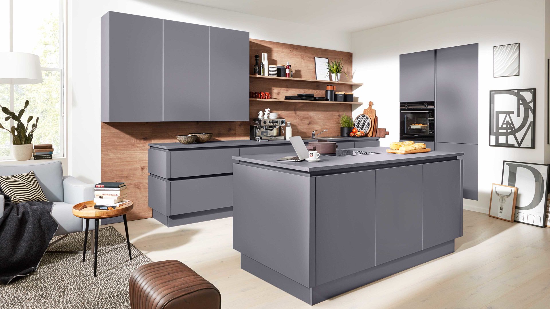 Einbauküche Interliving aus Holz in Grau Interliving Küche Serie 3030 mit SIEMENS Einbaugeräten Quarzgrau & Steineiche - dreizeilig