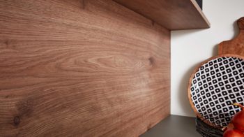 Einbauküche Interliving aus Holz in Grau Interliving Küche Serie 3098 mit SIEMENS Einbaugeräten Quarzgrau & Steineiche - dreizeilig