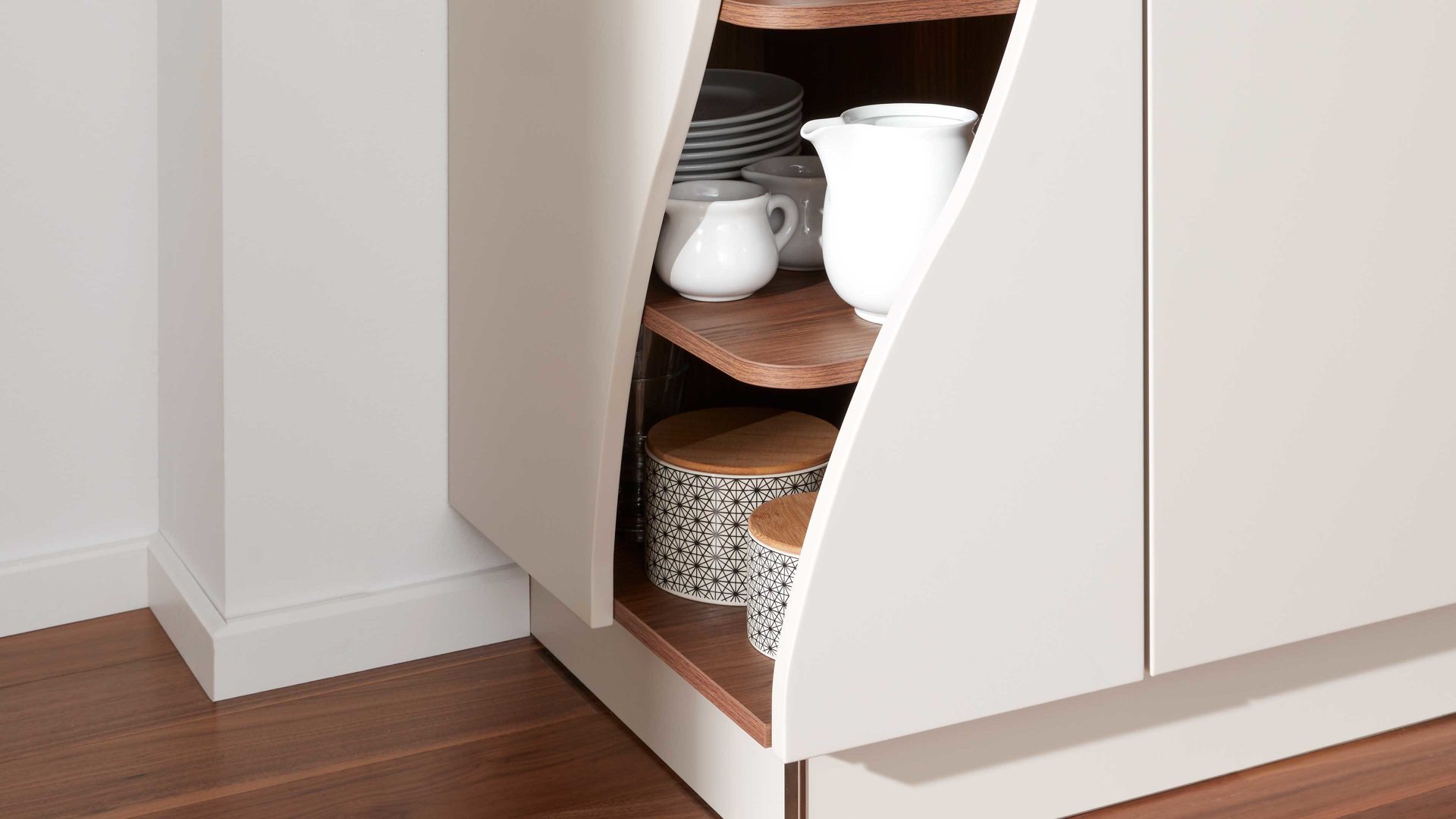 Einbauküche Interliving aus Holz in Beige Interliving Küche Serie 3005 mit privileg Einbaugeräten Sahara & Nussbaum – Stellfläche ca. 242 x 335 cm