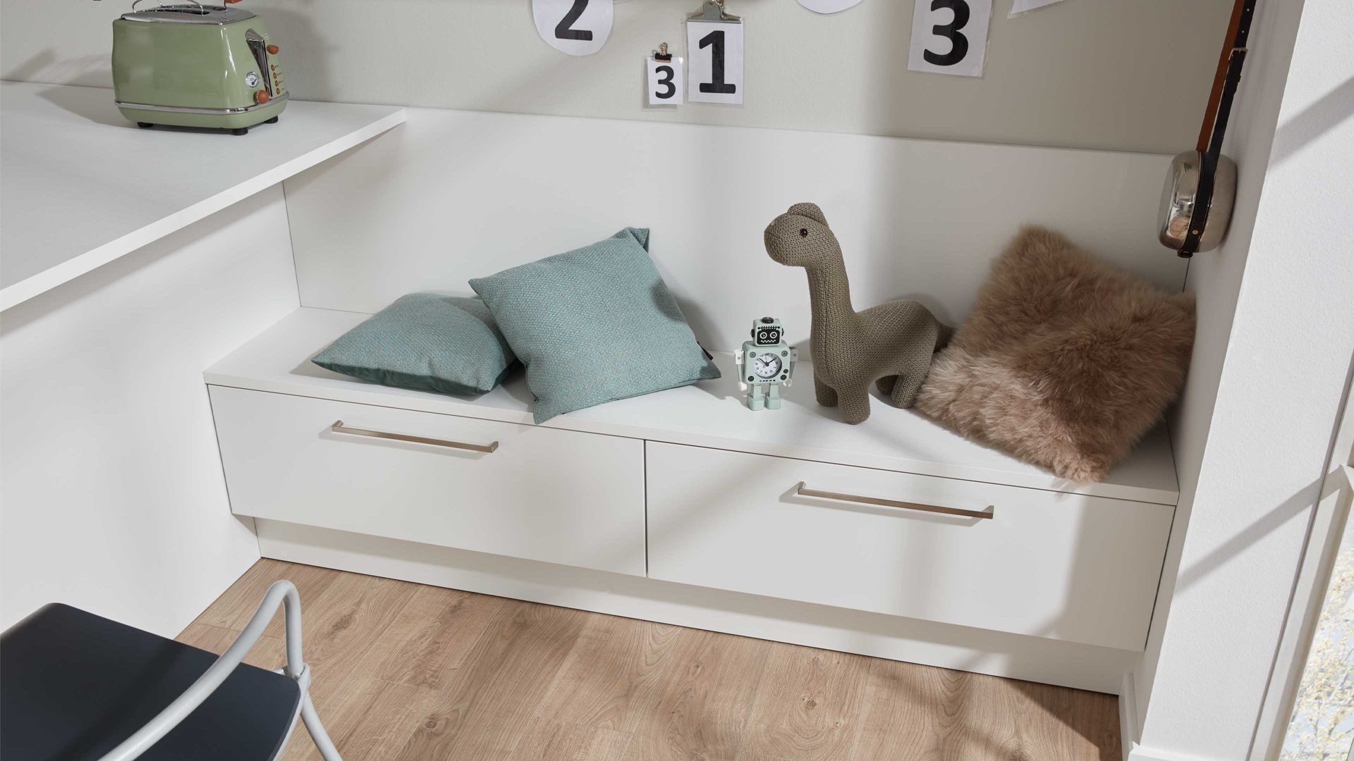 Einbauküche Interliving aus Holz in Weiß Interliving Küche Serie 3010 mit privileg Einbaugeräten Weiß & Avocado – vierzeilig