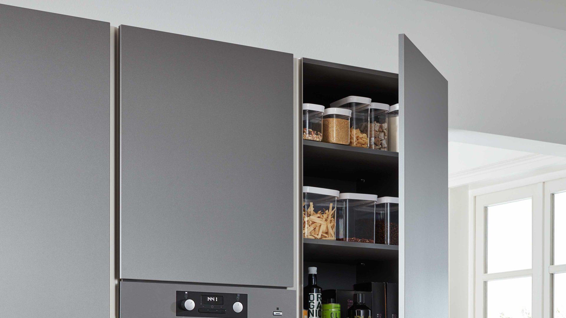 Einbauküche Interliving aus Holz in Grau Interliving Küche Serie 3017 mit AEG Einbaugeräten Quarzgrau & Quarzgrau Metallic – zweizeilig