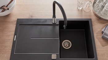 Einbauküche Interliving aus Holz in Weiß Interliving Küche Serie 3002 mit SIEMENS Einbaugeräten Weiß & Steineiche - zweizeilig