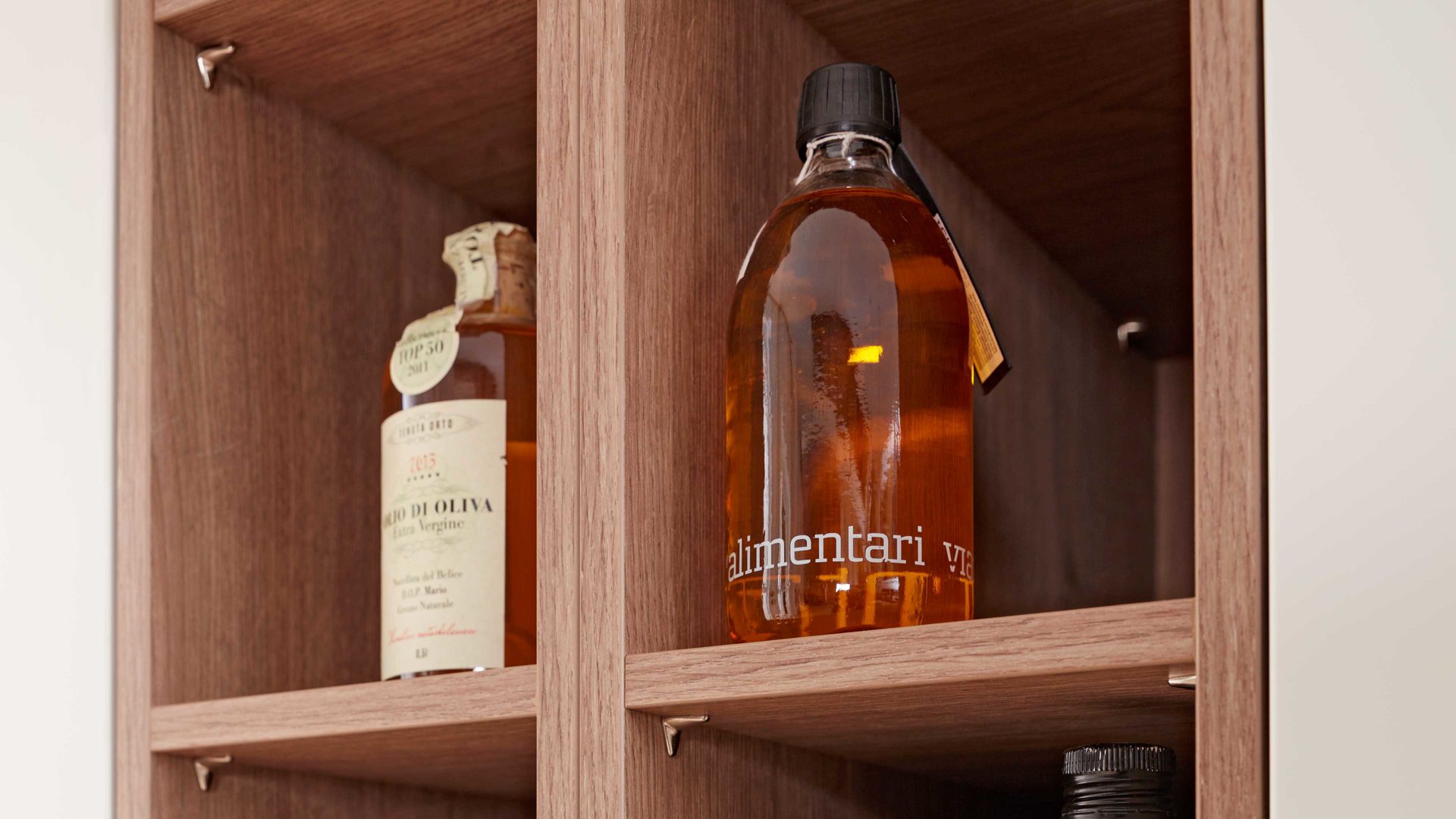 Einbauküche Interliving aus Holz in Weiß Interliving Küche Serie 3002 mit SIEMENS Einbaugeräten Weiß & Steineiche - zweizeilig