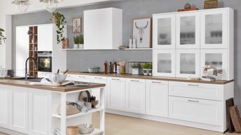 Einbauküche Interliving aus Holz in Weiß Interliving Küche Serie 3002 mit SIEMENS Einbaugeräten Weiß & Steineiche - zweizeilig