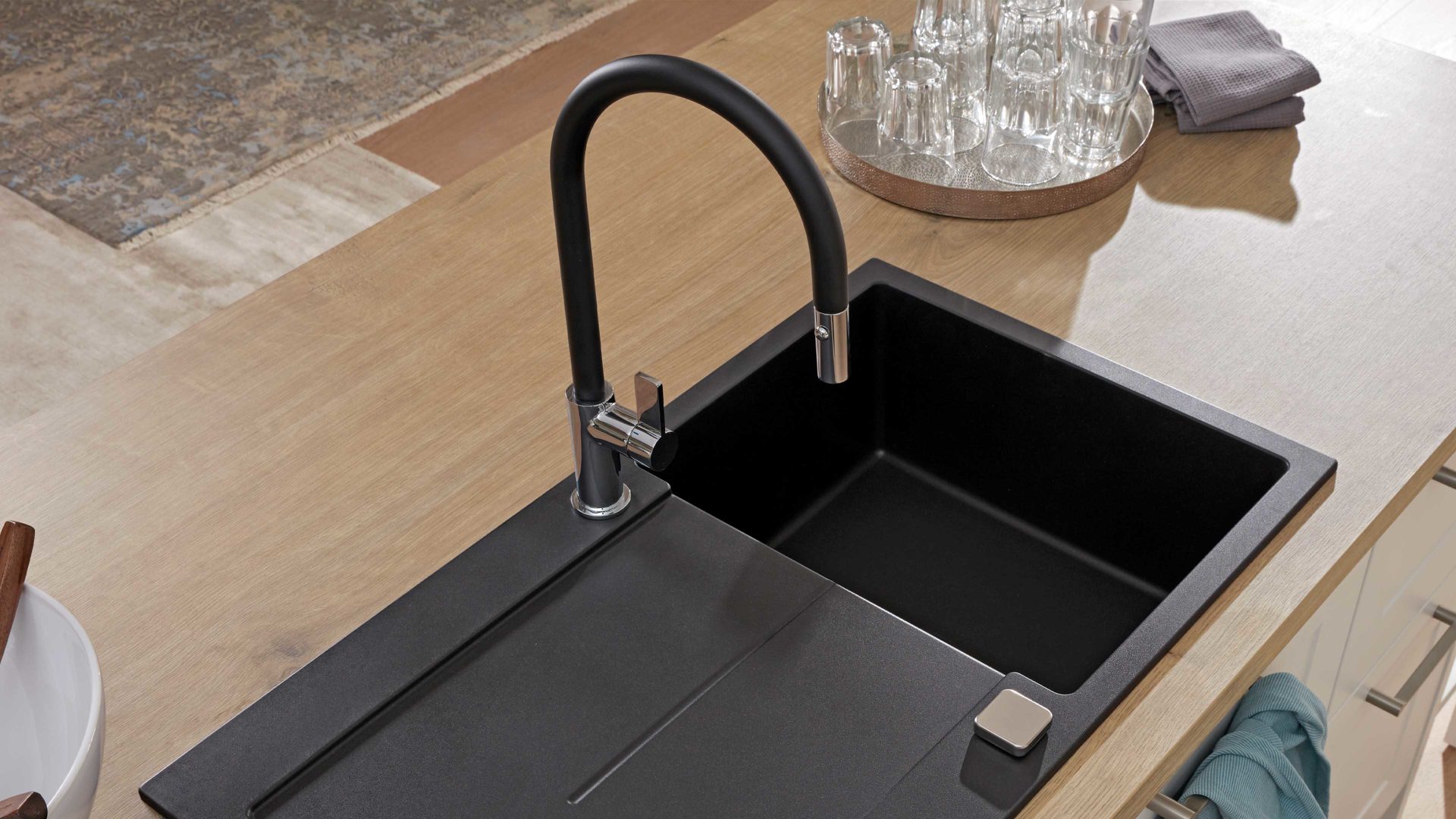 Einbauküche Interliving aus Holz in Weiß Interliving Küche Serie 3002 mit SIEMENS Einbaugeräten Weiß & Steineiche - zweizeilig