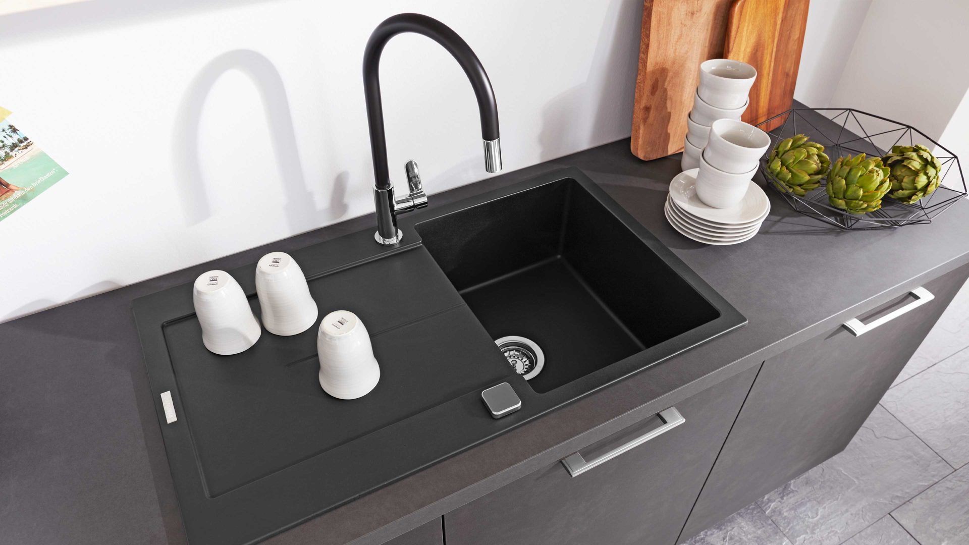 Einbauküche Interliving aus Holz in Holzfarben Interliving Küche Serie 3008 mit AEG Einbaugeräten Stahlgrau & Asteiche – zweizeilig