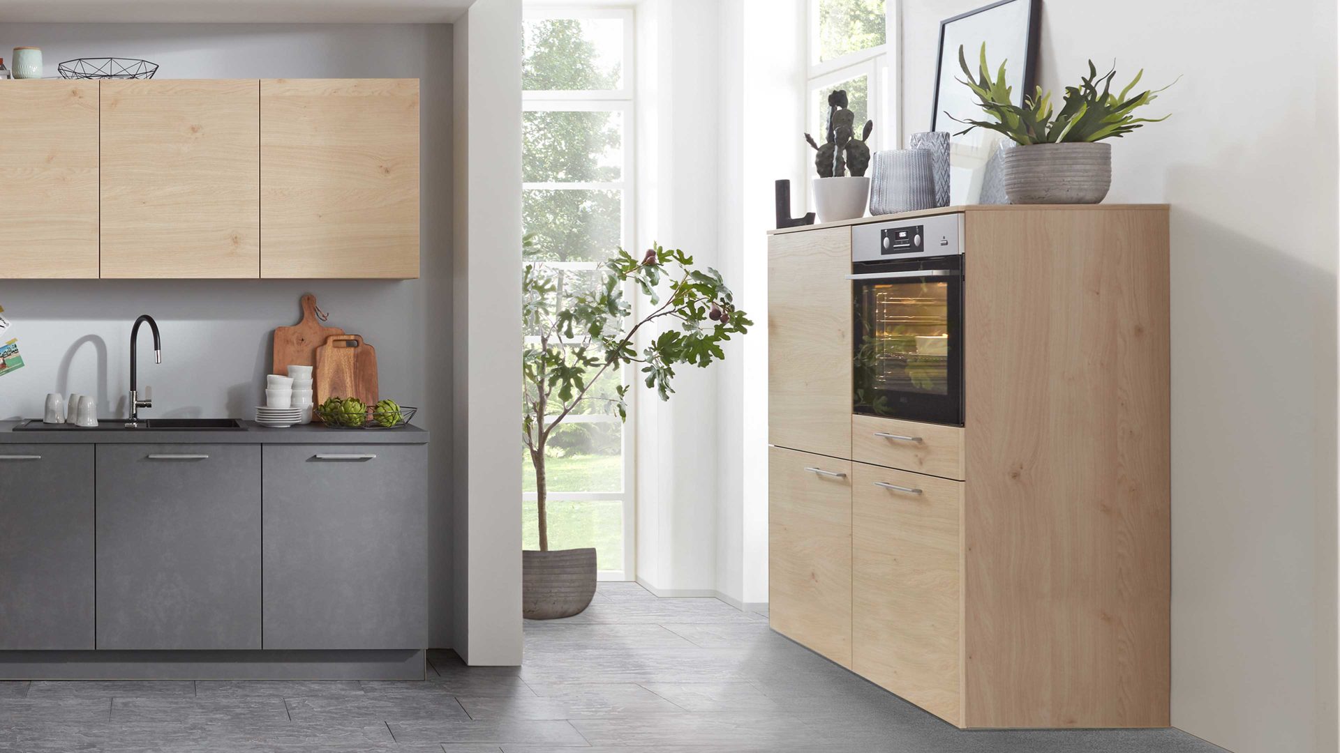 Einbauküche Interliving aus Holz in Holzfarben Interliving Küche Serie 3008 mit AEG Einbaugeräten Stahlgrau & Asteiche – zweizeilig