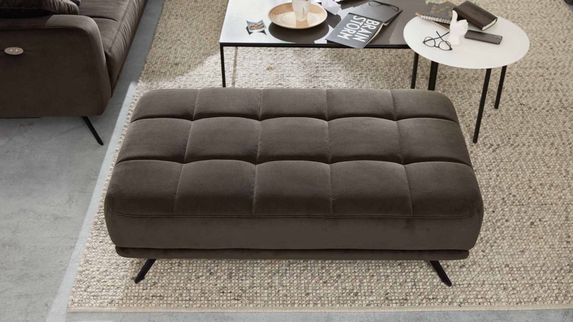 Polsterhocker Interliving aus Stoff in Dunkelgrün Interliving Sofa Serie 4303 – XXL-Hocker olivfarbene Wirkware Salsa - ca. 126 x 76 cm