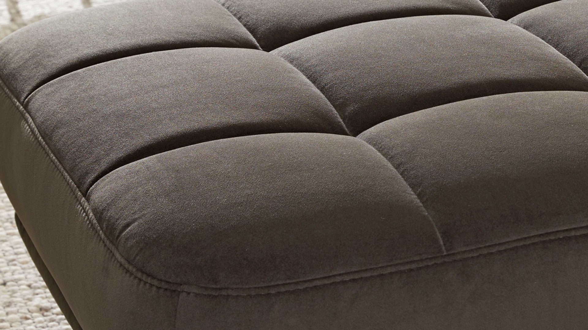 Polsterhocker Interliving aus Stoff in Dunkelgrün Interliving Sofa Serie 4303 – XXL-Hocker olivfarbene Wirkware Salsa - ca. 126 x 76 cm