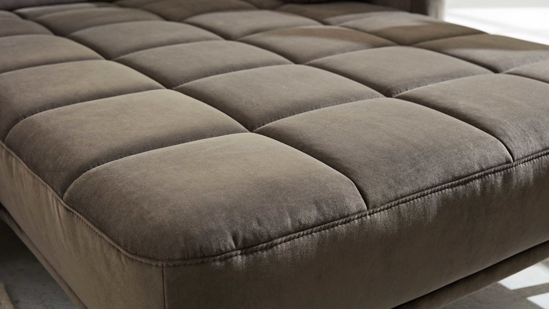 Ecksofa Interliving aus Stoff in Dunkelgrün Interliving Sofa Serie 4303 – Ecksofa olivfarbene Wirkware Salsa - Stellfläche ca. 323 x 190 cm