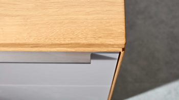 Schreibtisch Interliving aus Holz in Hellgrau Interliving Wohnzimmer Serie 2020 - Verwandlungs-Sideboard Asteiche bianco & Schlamm – zwei Türen, zwei Klappen