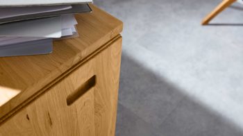 Schreibtisch Interliving aus Holz in Hellgrau Interliving Wohnzimmer Serie 2020 - Verwandlungs-Sideboard Asteiche bianco & Schlamm – zwei Türen, zwei Klappen