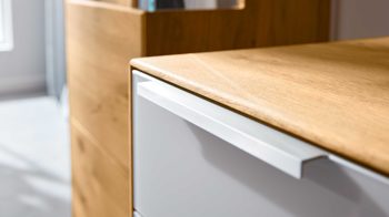 Schreibtisch Interliving aus Holz in Hellgrau Interliving Wohnzimmer Serie 2020 - Verwandlungs-Sideboard Asteiche bianco & Schlamm – zwei Türen, zwei Klappen