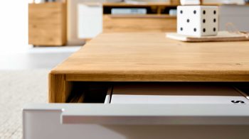 Schreibtisch Interliving aus Holz in Hellgrau Interliving Wohnzimmer Serie 2020 - Verwandlungs-Sideboard 151283 Asteiche bianco & Schlamm – zwei Türen, zwei Klappen