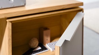 Schreibtisch Interliving aus Holz in Hellgrau Interliving Wohnzimmer Serie 2020 - Verwandlungs-Sideboard 151283 Asteiche bianco & Schlamm – zwei Türen, zwei Klappen