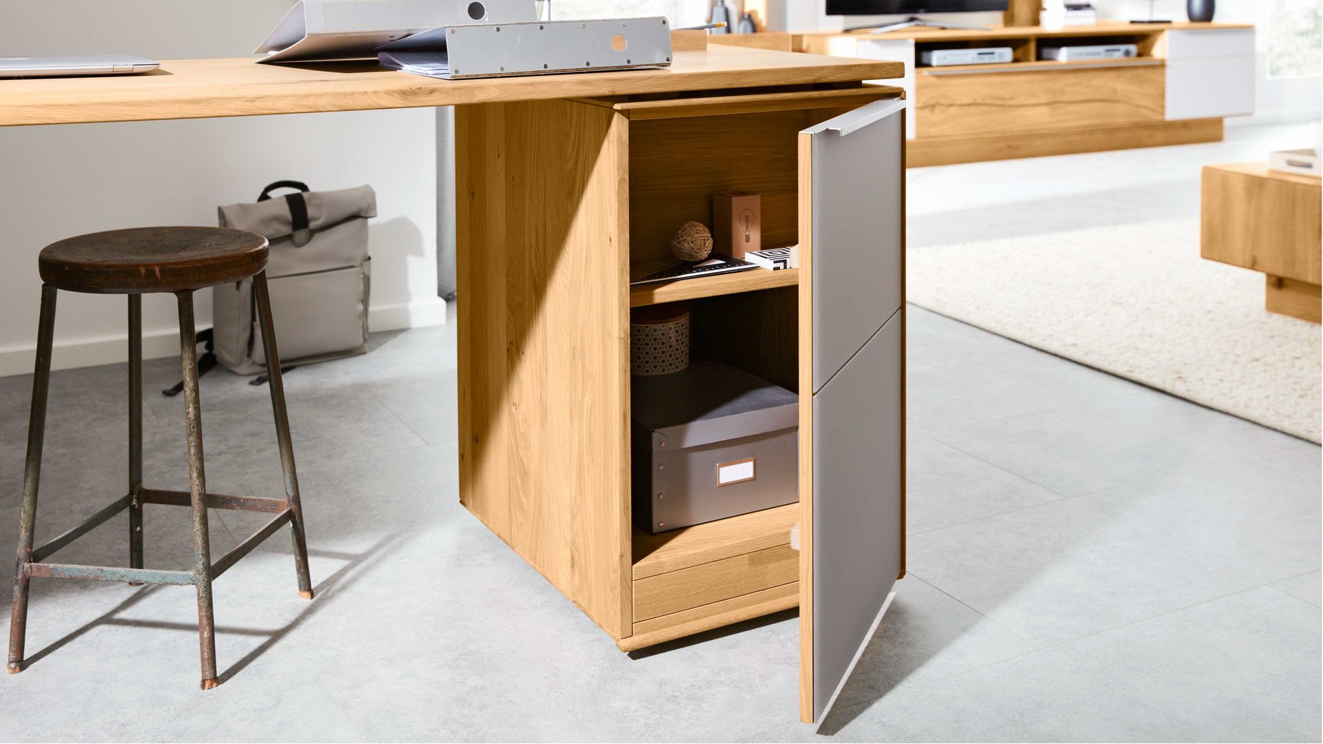Schreibtisch Interliving aus Holz in Hellgrau Interliving Wohnzimmer Serie 2020 - Verwandlungs-Sideboard 151283 Asteiche bianco & Schlamm – zwei Türen, zwei Klappen