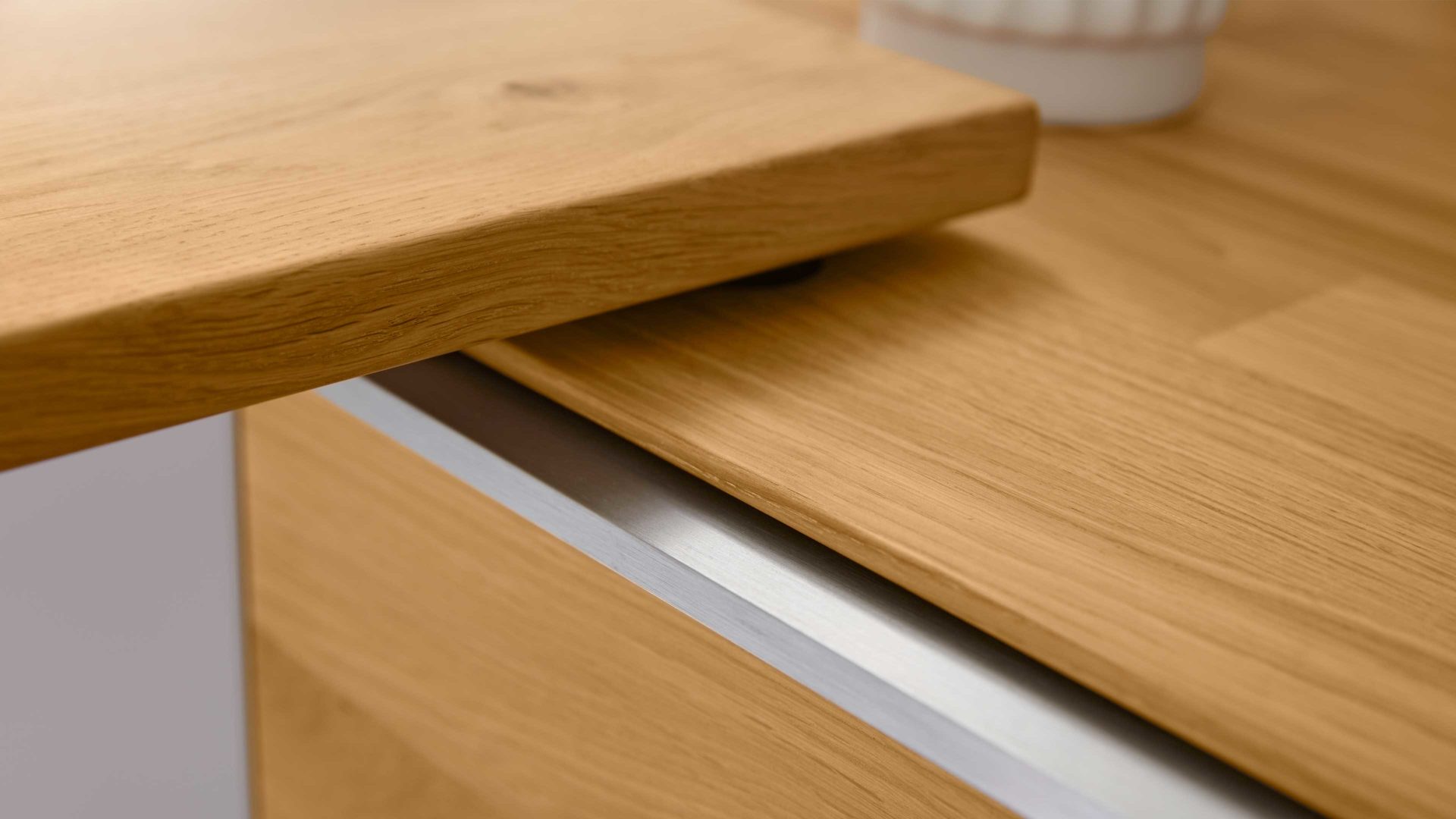 Schreibtisch Interliving aus Holz in Hellgrau Interliving Wohnzimmer Serie 2020 - Verwandlungs-Sideboard 151283 Asteiche bianco & Schlamm – zwei Türen, zwei Klappen