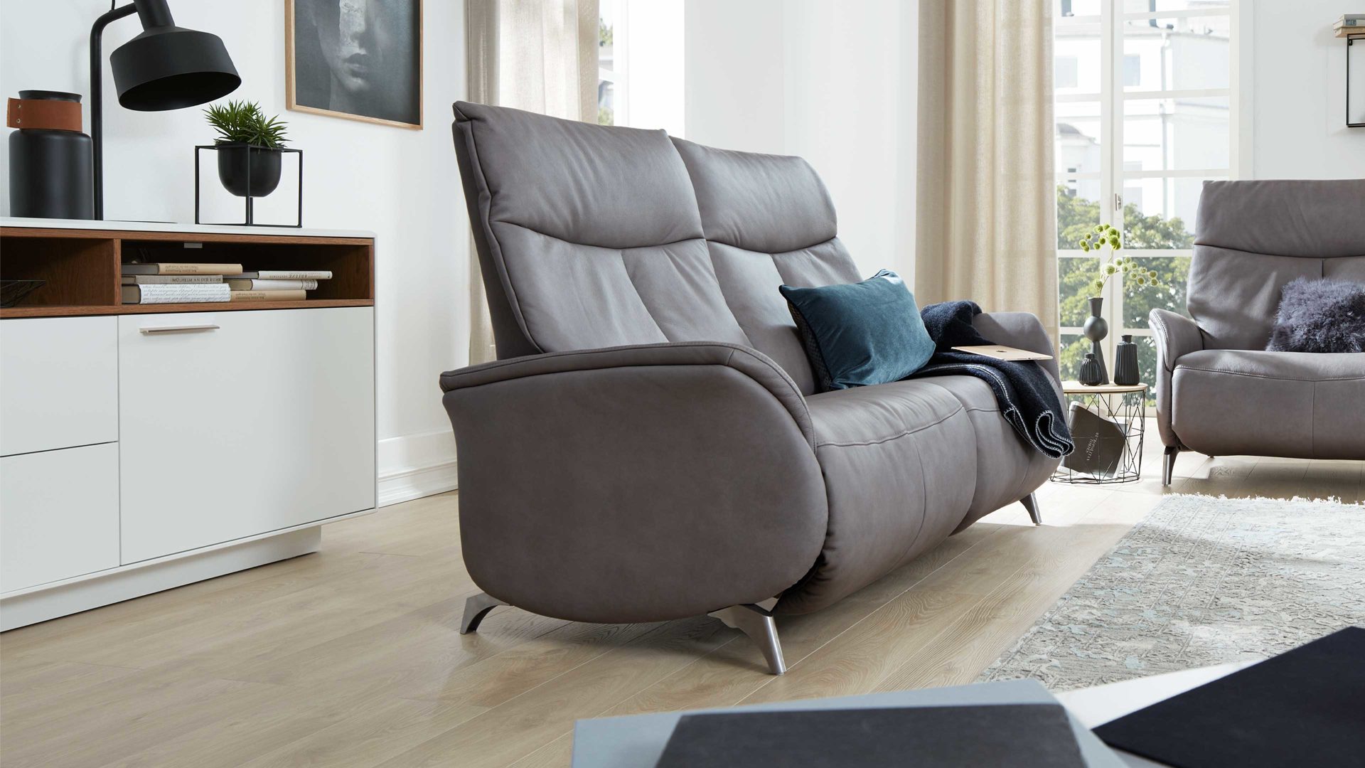 Dreisitzer Interliving aus Leder in Grau Interliving Sofa Serie 4211 – Dreisitzer titanfarbenes LongLife-Leder & Edelstahlfüße – Länge ca. 197 cm