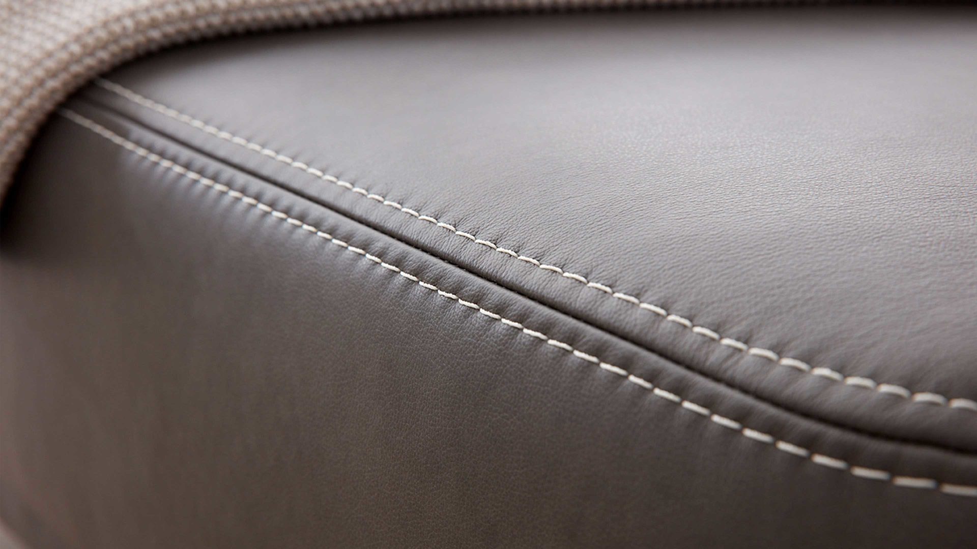 Zweisitzer Interliving aus Leder in Dunkelgrau Interliving Sofa Serie 4251 – Zweisitzer mit Sitztiefenverstellung Breite ca. 190 cm - dunkelgraues Leder Vintage grey & Metallfüße