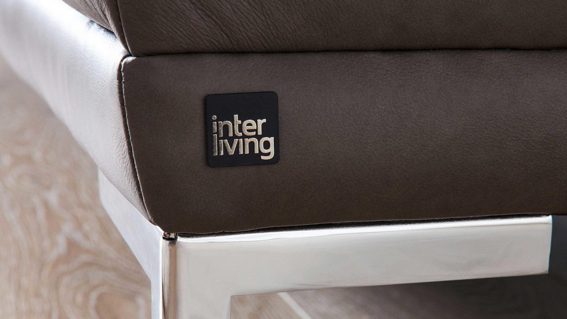 Zweisitzer Interliving aus Leder in Dunkelgrau Interliving Sofa Serie 4251 – Zweisitzer 12202 mit Sitztiefenverstellung Breite ca. 250 cm - dunkelgraues Leder Vintage grey & Metallfüße