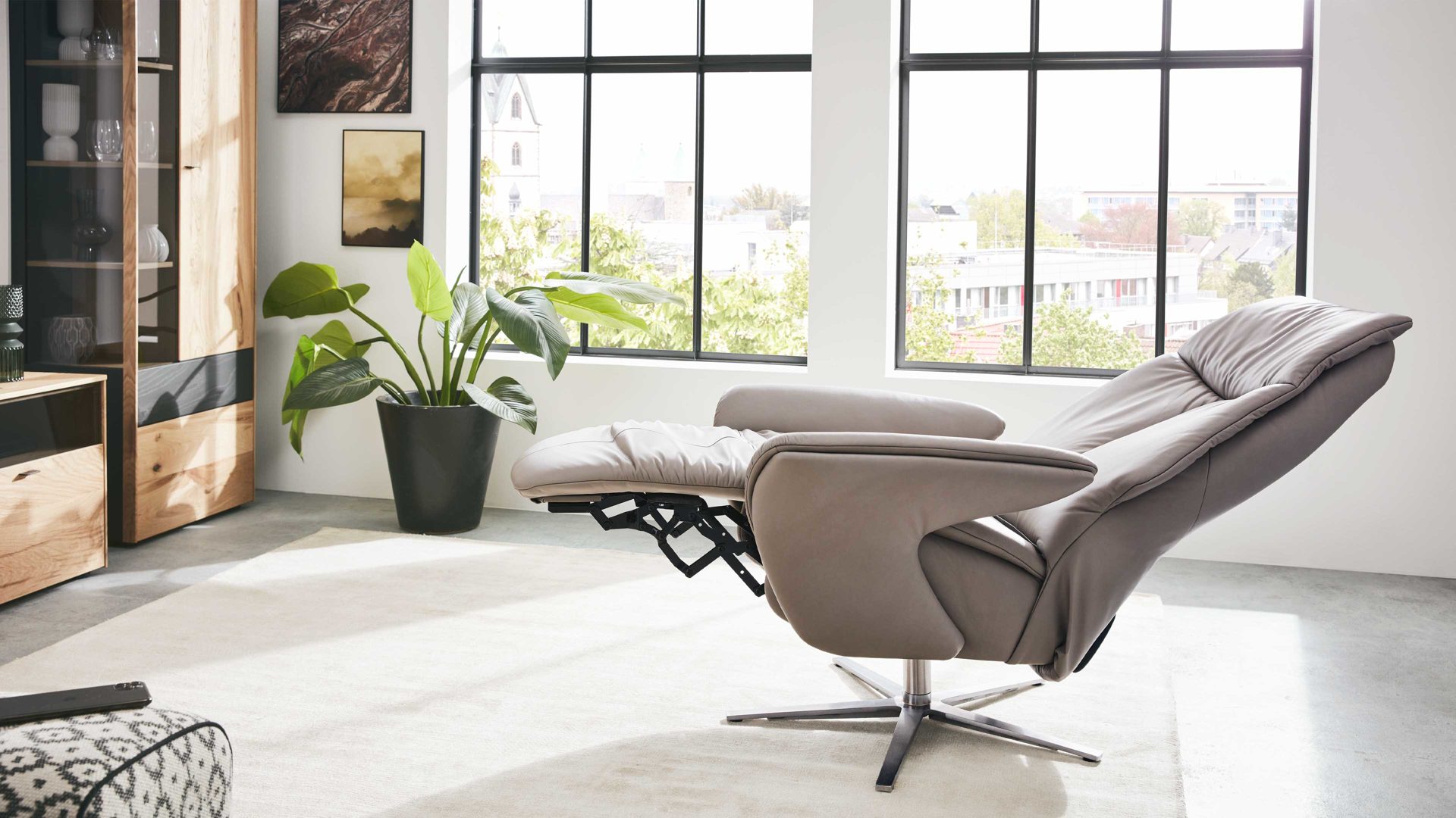 Relaxsessel Interliving aus Leder in Grau Interliving Sessel Serie 4552 – Sessel 58U44 stahlfarbenes LongLife-Leder & edelstahlfarbener Sternfuß – zwei Motoren