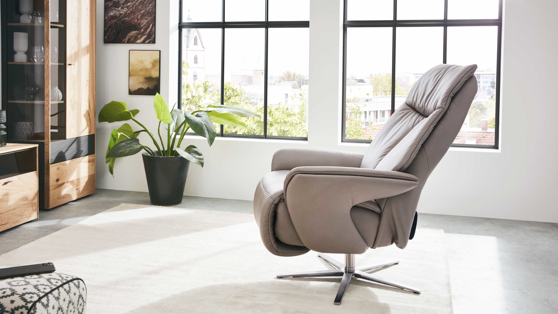 Relaxsessel Interliving aus Leder in Grau Interliving Sessel Serie 4552 stahlfarbenes LongLife-Leder & edelstahlfarbener Sternfuß – zwei Motoren