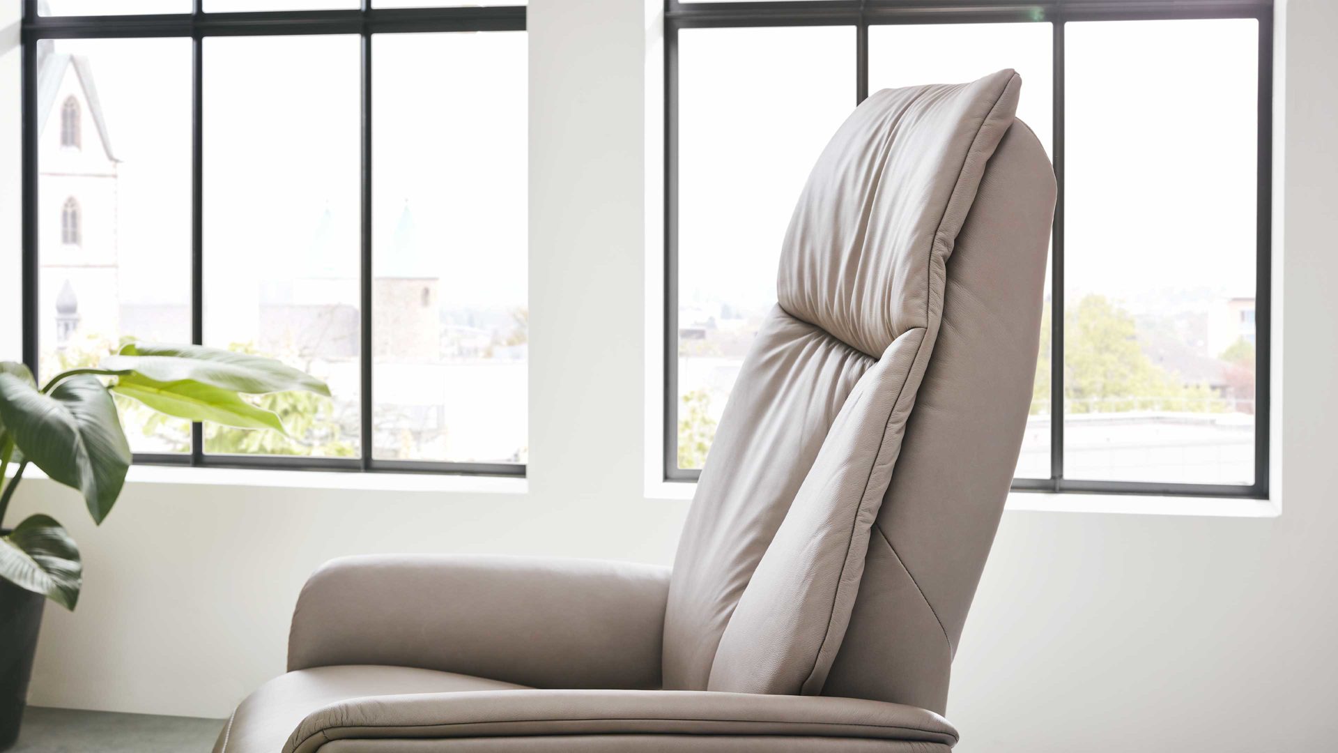 Relaxsessel Interliving aus Leder in Grau Interliving Sessel Serie 4552 – Sessel 58U44 stahlfarbenes LongLife-Leder & edelstahlfarbener Sternfuß – zwei Motoren