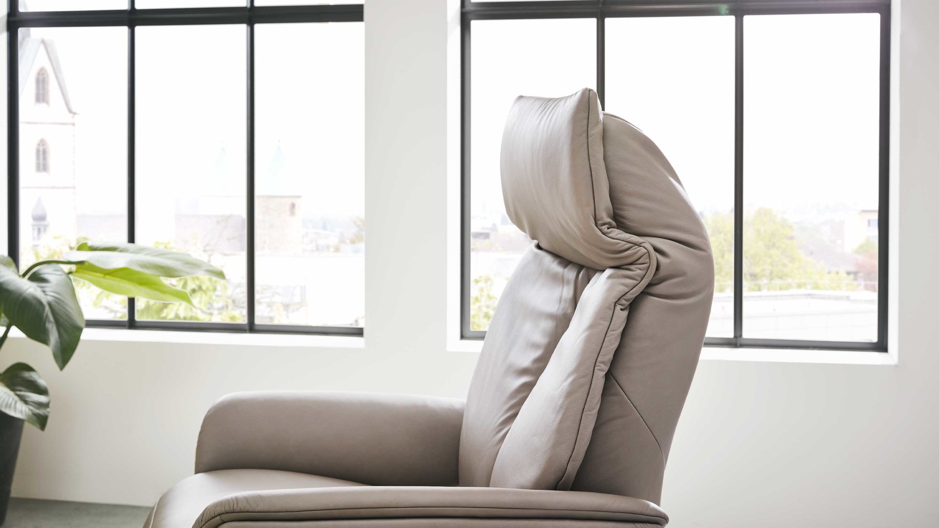 Relaxsessel Interliving aus Leder in Grau Interliving Sessel Serie 4552 stahlfarbenes LongLife-Leder & edelstahlfarbener Sternfuß – zwei Motoren