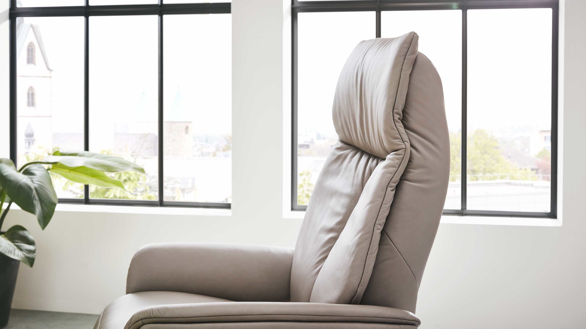 Relaxsessel Interliving aus Leder in Grau Interliving Sessel Serie 4552 – Sessel 58U44 stahlfarbenes LongLife-Leder & edelstahlfarbener Sternfuß – zwei Motoren