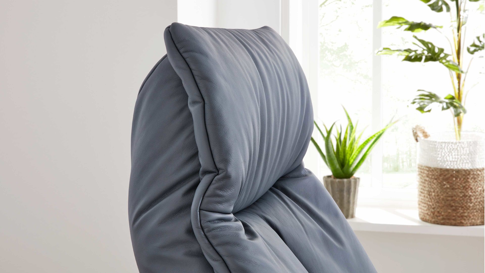 Relaxsessel Interliving aus Leder in Blau Interliving Sessel Serie 4561 - Easy Swing Sessel meerblaues LongLife-Leder & anthrazitfarbener Sternfuß