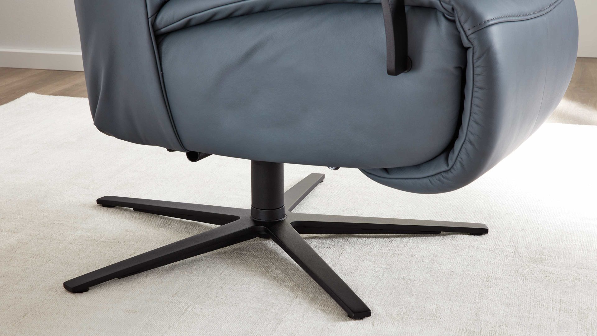 Relaxsessel Interliving aus Leder in Blau Interliving Sessel Serie 4561 - Easy Swing Sessel meerblaues LongLife-Leder & anthrazitfarbener Sternfuß