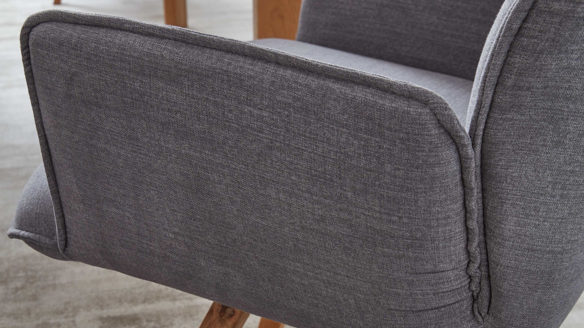 Polsterstuhl Interliving aus Stoff in Grau Interliving Esszimmer Serie 5102 – Armlehn-Polsterstuhl V232 kieselfarbener Webstoff Tirol 489 & Eiche
